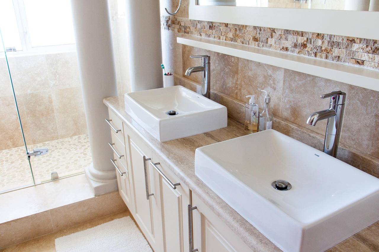2 Bathroom Sinks